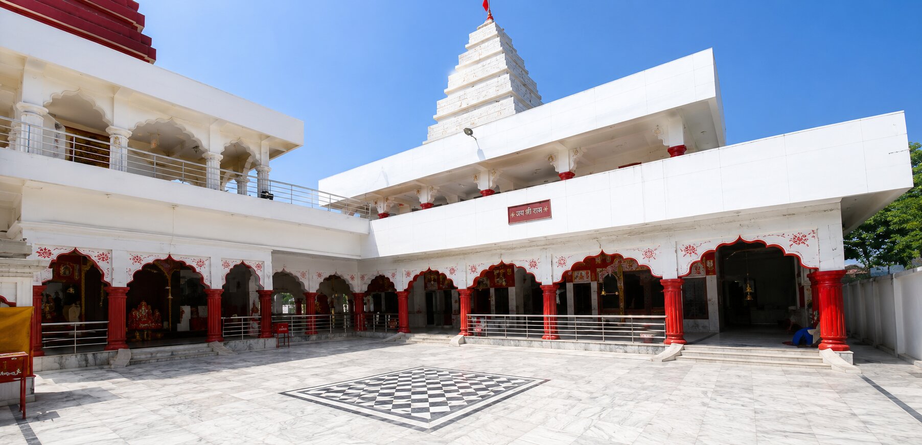 मंदिर का विशाल प्रांगण